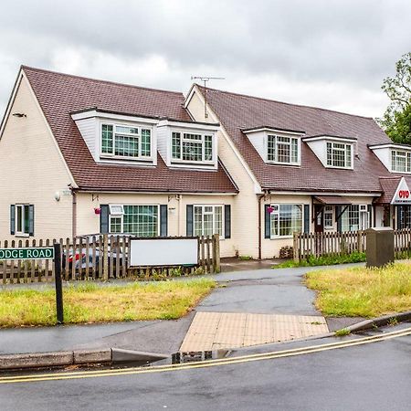 Oyo Flexistay Ambers Gatwick Aparthotel Horley Exterior photo