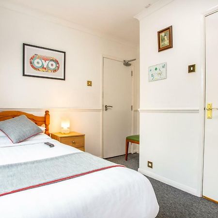 Oyo Flexistay Ambers Gatwick Aparthotel Horley Exterior photo