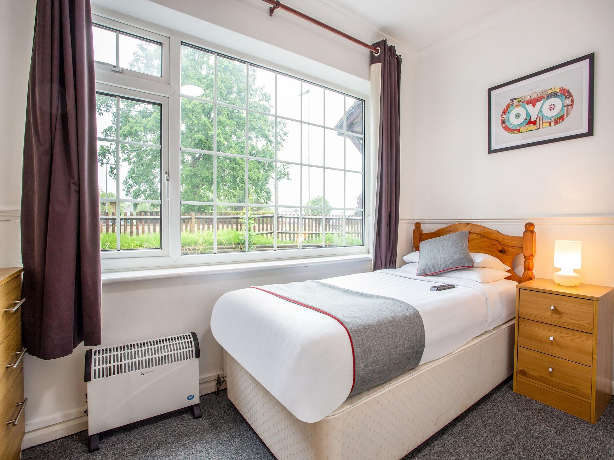 Oyo Flexistay Ambers Gatwick Aparthotel Horley Exterior photo