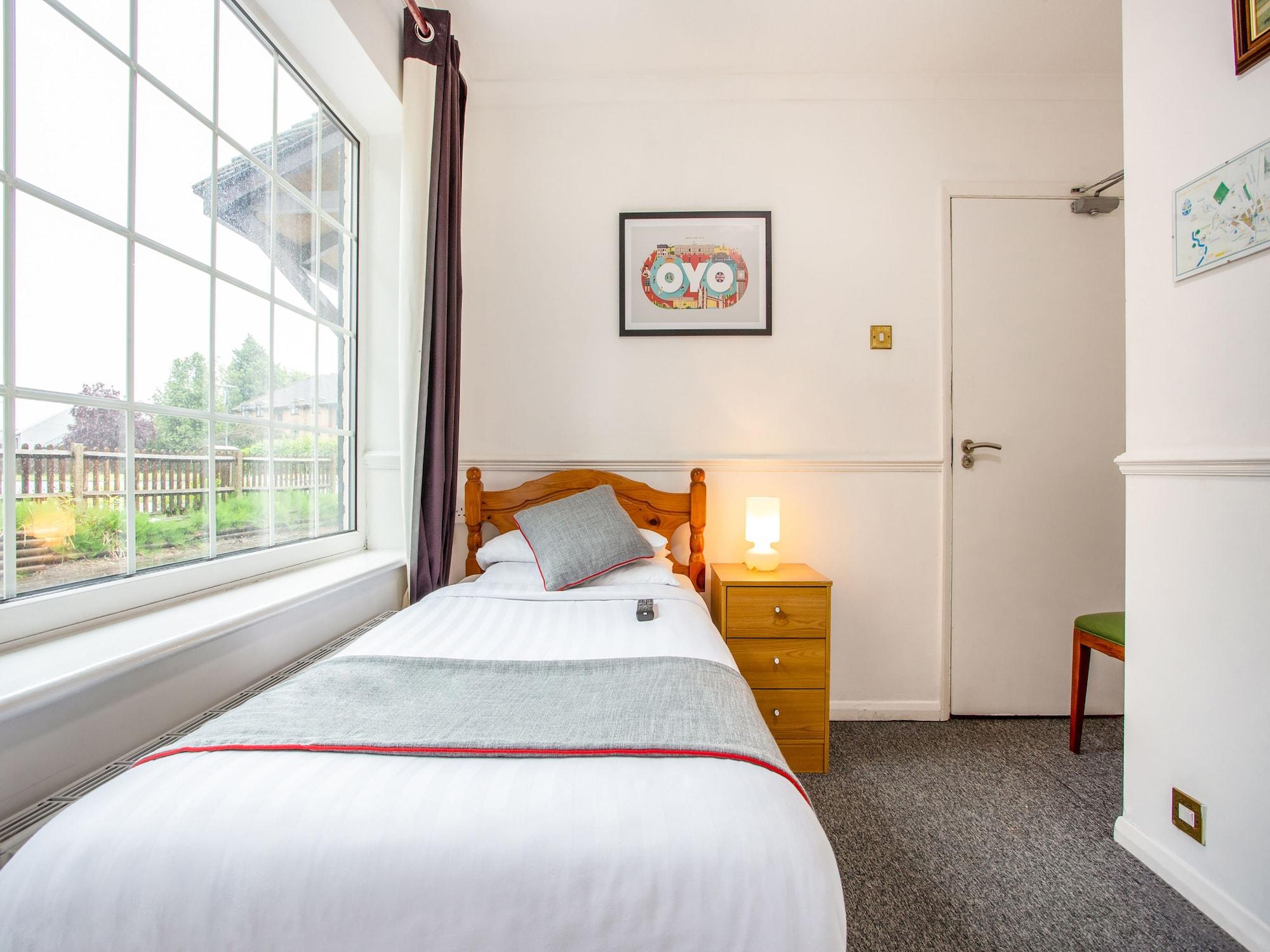 Oyo Flexistay Ambers Gatwick Aparthotel Horley Exterior photo