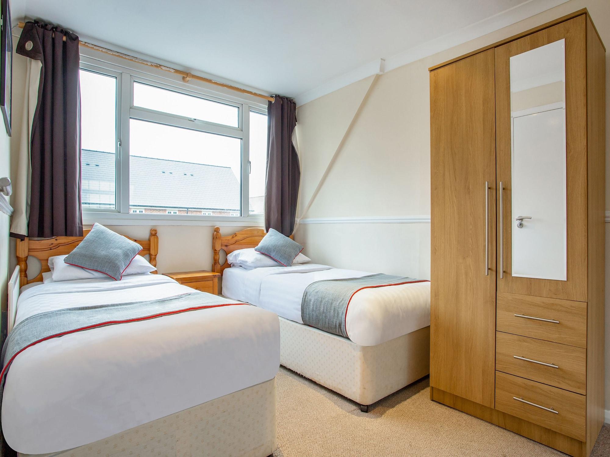 Oyo Flexistay Ambers Gatwick Aparthotel Horley Exterior photo