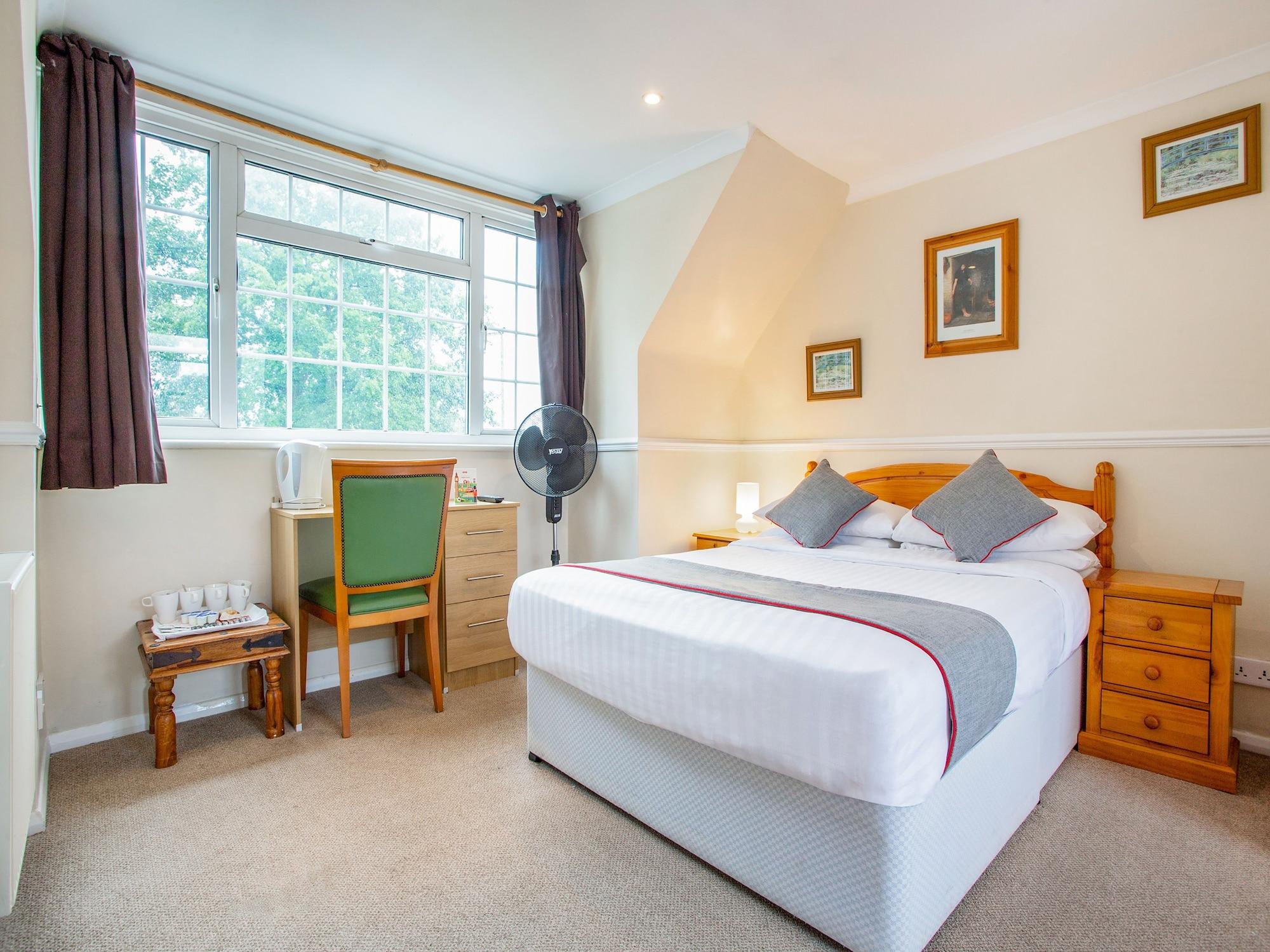 Oyo Flexistay Ambers Gatwick Aparthotel Horley Exterior photo