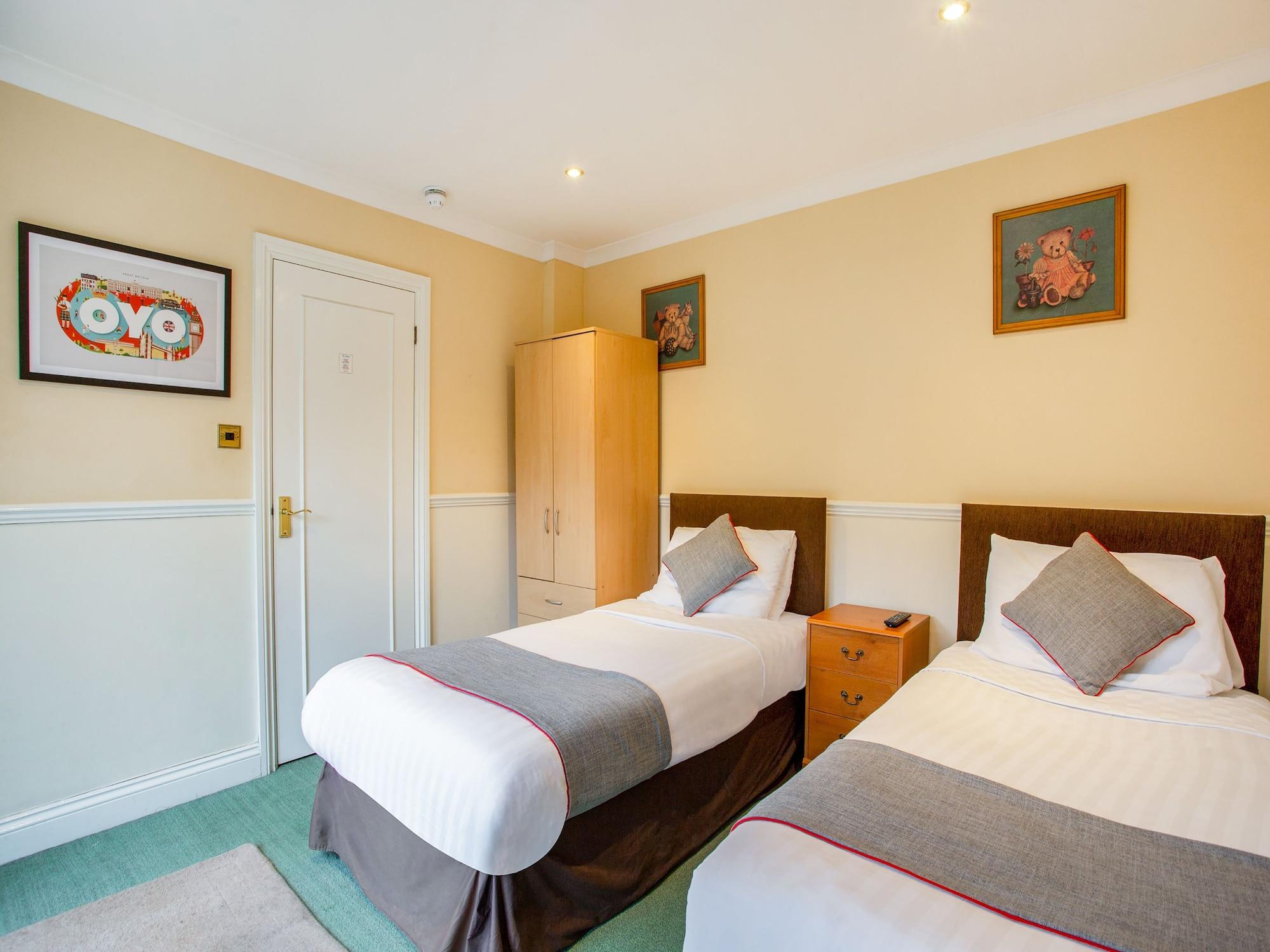 Oyo Flexistay Ambers Gatwick Aparthotel Horley Exterior photo