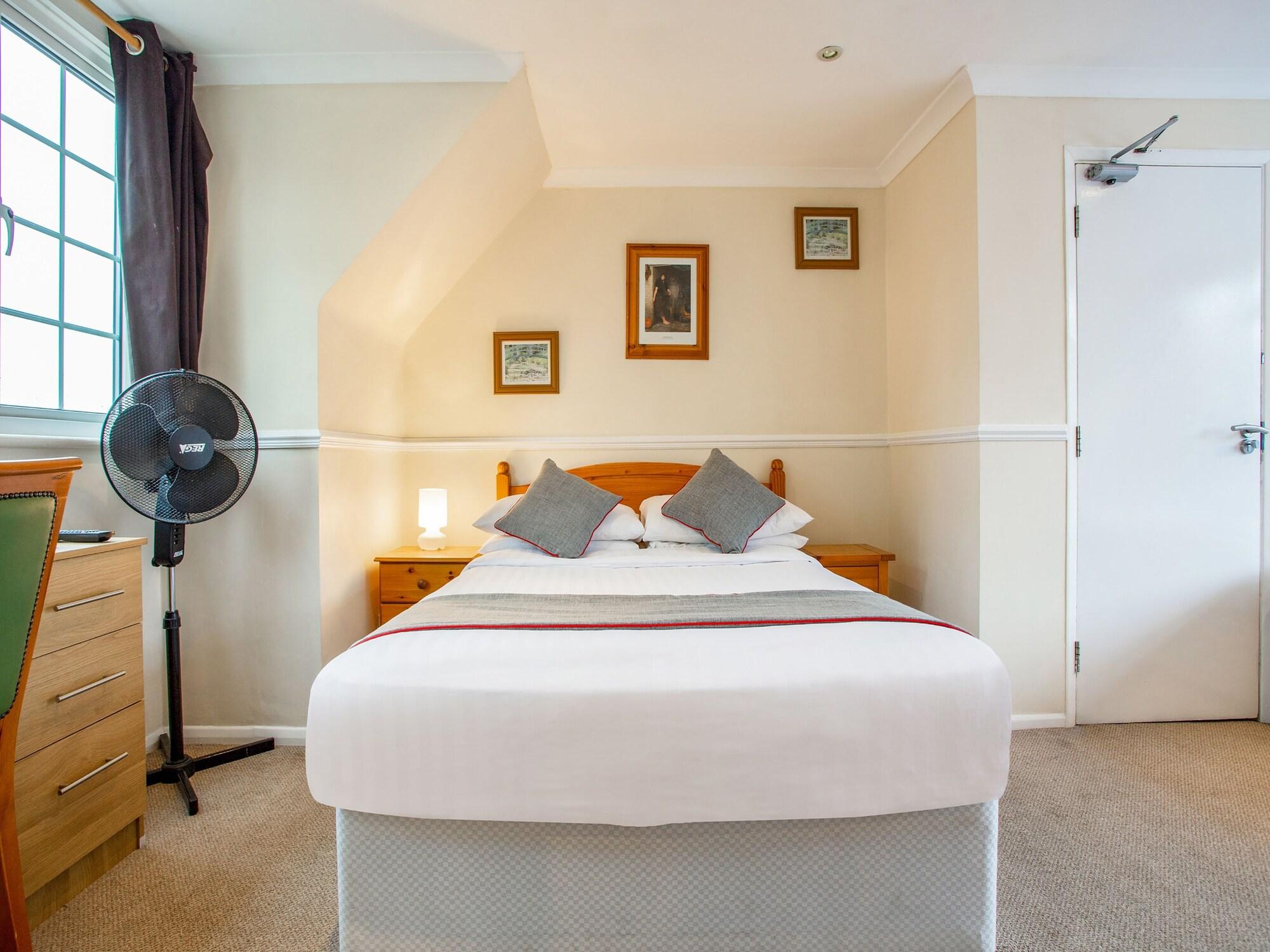 Oyo Flexistay Ambers Gatwick Aparthotel Horley Exterior photo