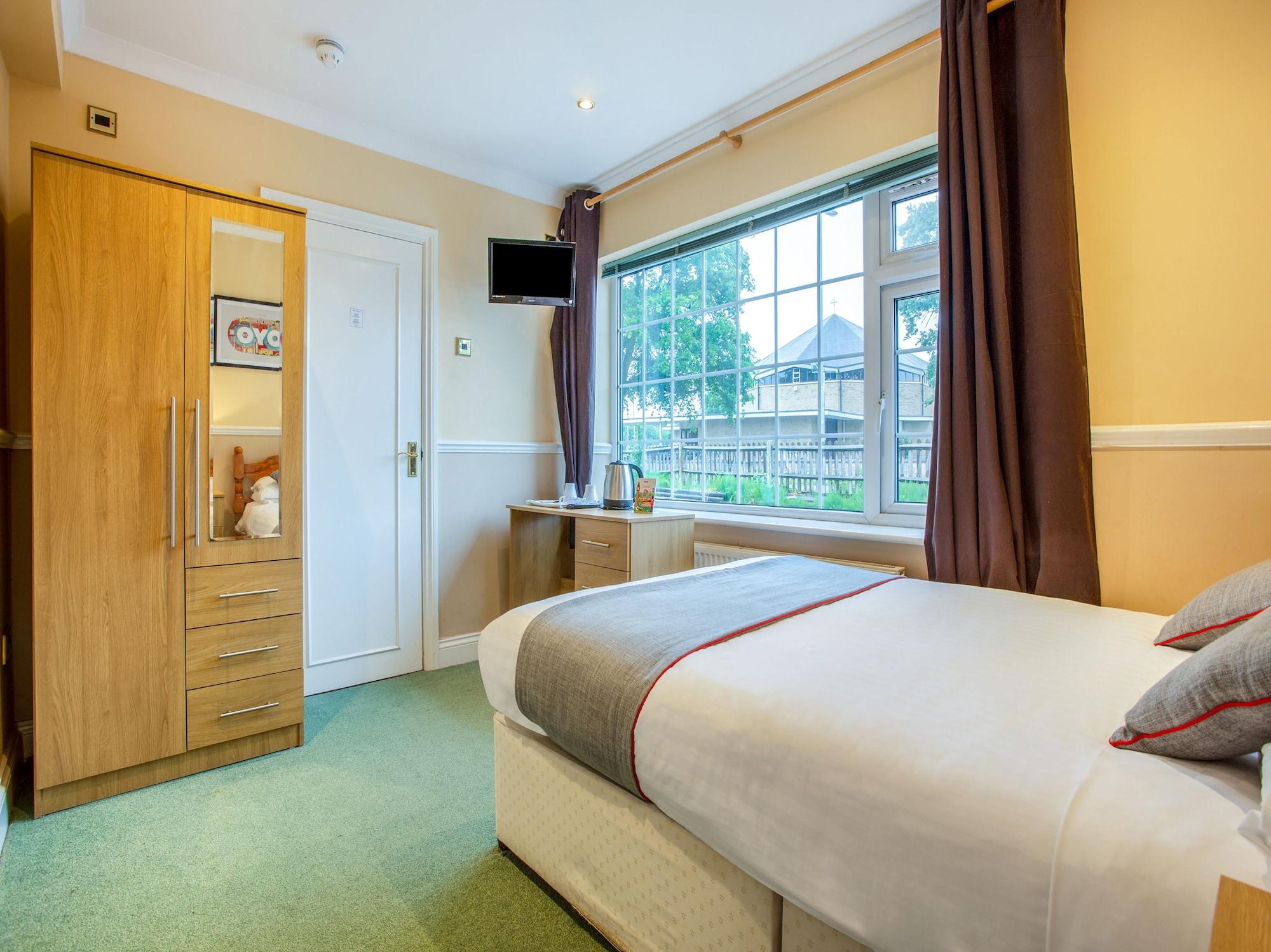 Oyo Flexistay Ambers Gatwick Aparthotel Horley Exterior photo