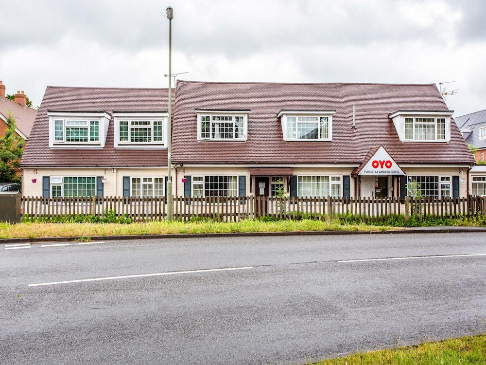 Oyo Flexistay Ambers Gatwick Aparthotel Horley Exterior photo
