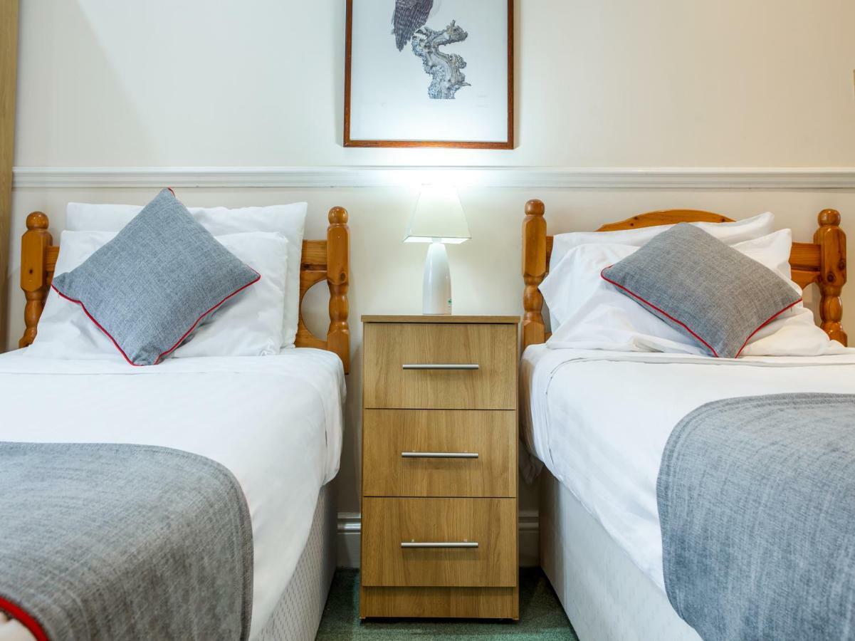 Oyo Flexistay Ambers Gatwick Aparthotel Horley Exterior photo