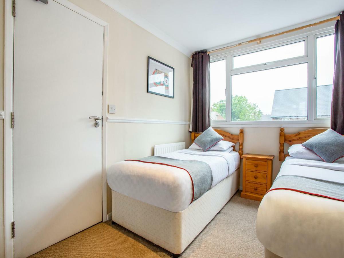 Oyo Flexistay Ambers Gatwick Aparthotel Horley Exterior photo