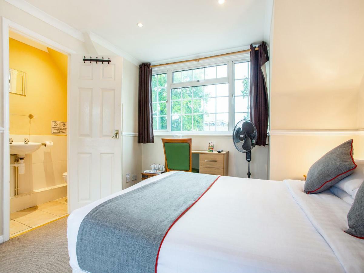 Oyo Flexistay Ambers Gatwick Aparthotel Horley Exterior photo