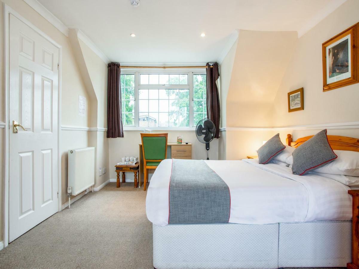 Oyo Flexistay Ambers Gatwick Aparthotel Horley Exterior photo