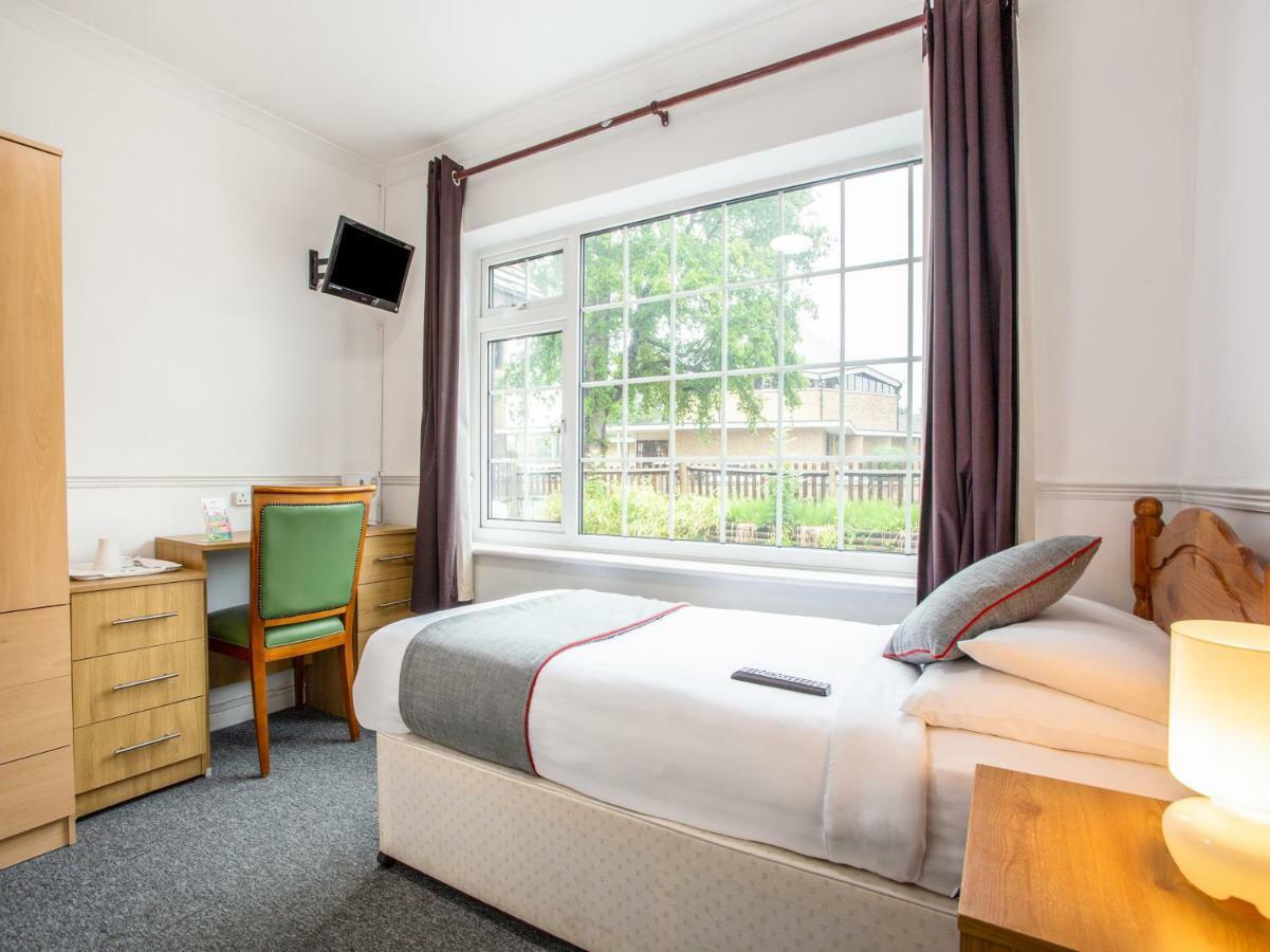 Oyo Flexistay Ambers Gatwick Aparthotel Horley Exterior photo