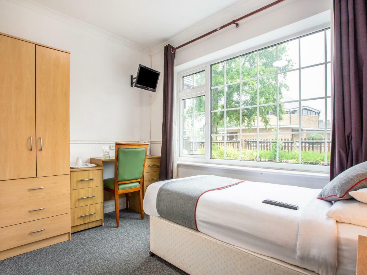 Oyo Flexistay Ambers Gatwick Aparthotel Horley Exterior photo