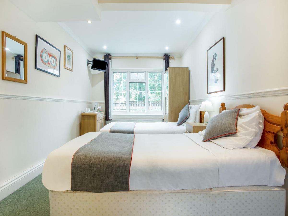 Oyo Flexistay Ambers Gatwick Aparthotel Horley Exterior photo