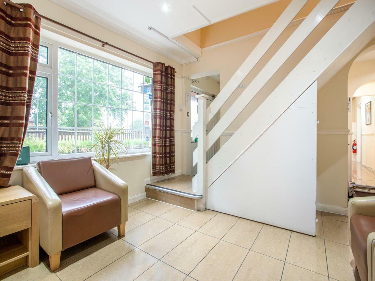 Oyo Flexistay Ambers Gatwick Aparthotel Horley Exterior photo