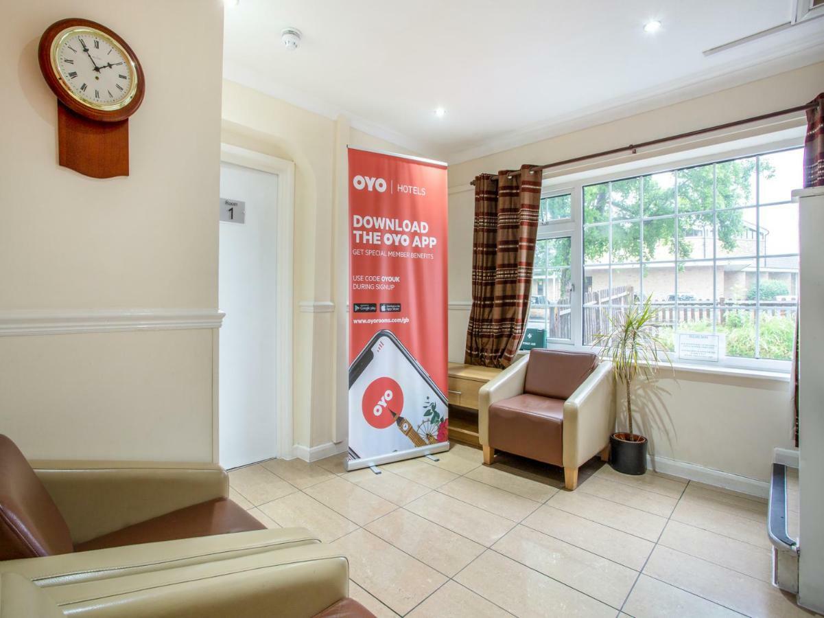 Oyo Flexistay Ambers Gatwick Aparthotel Horley Exterior photo