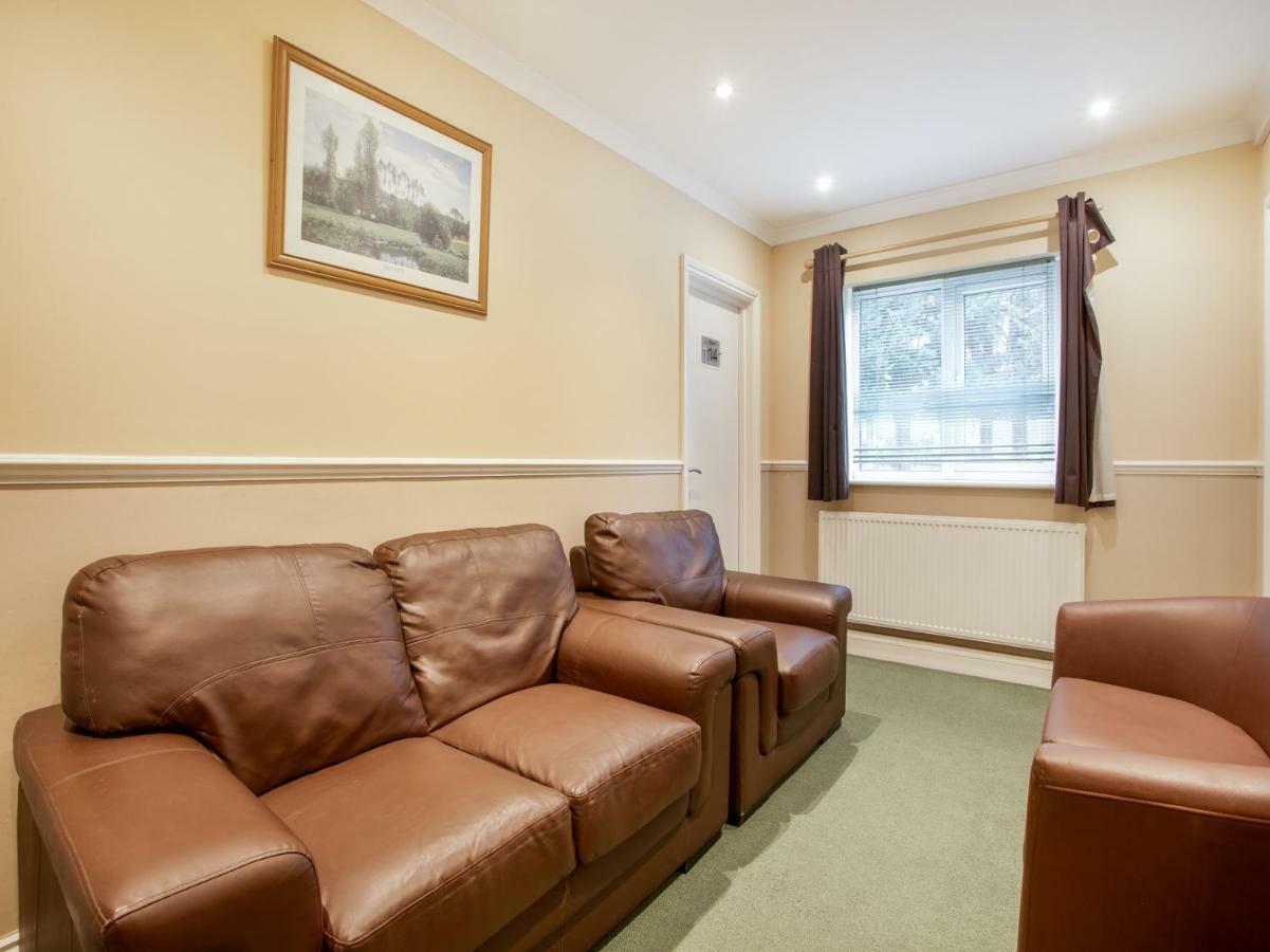 Oyo Flexistay Ambers Gatwick Aparthotel Horley Exterior photo