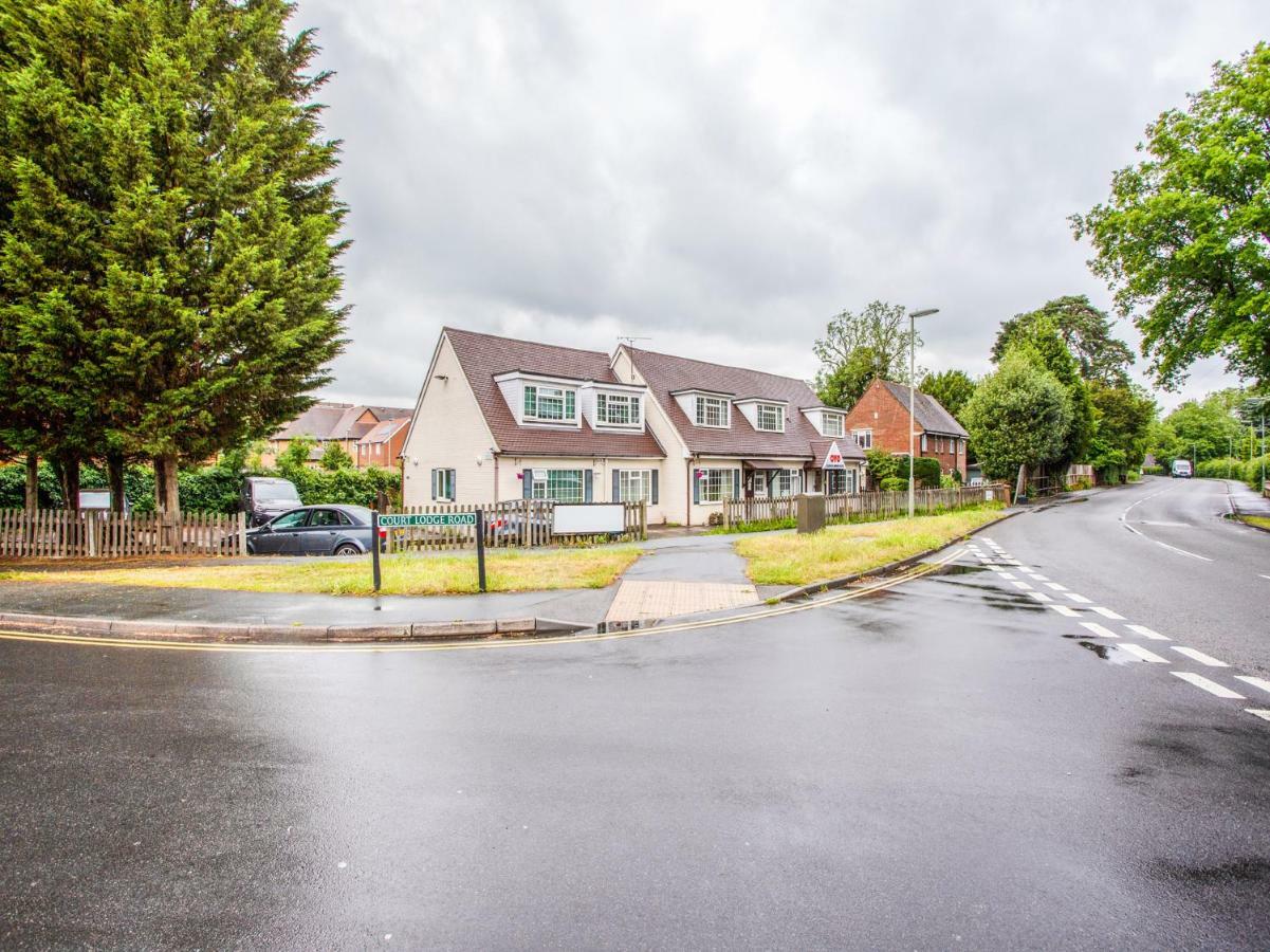 Oyo Flexistay Ambers Gatwick Aparthotel Horley Exterior photo