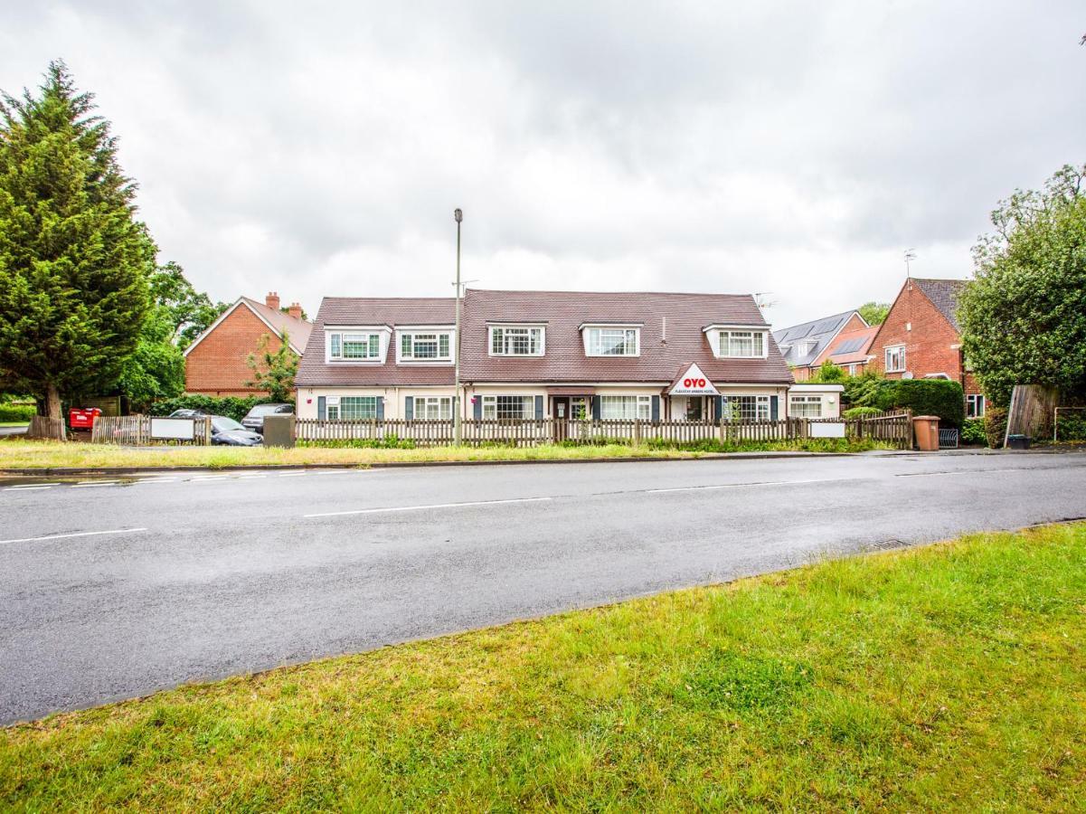 Oyo Flexistay Ambers Gatwick Aparthotel Horley Exterior photo
