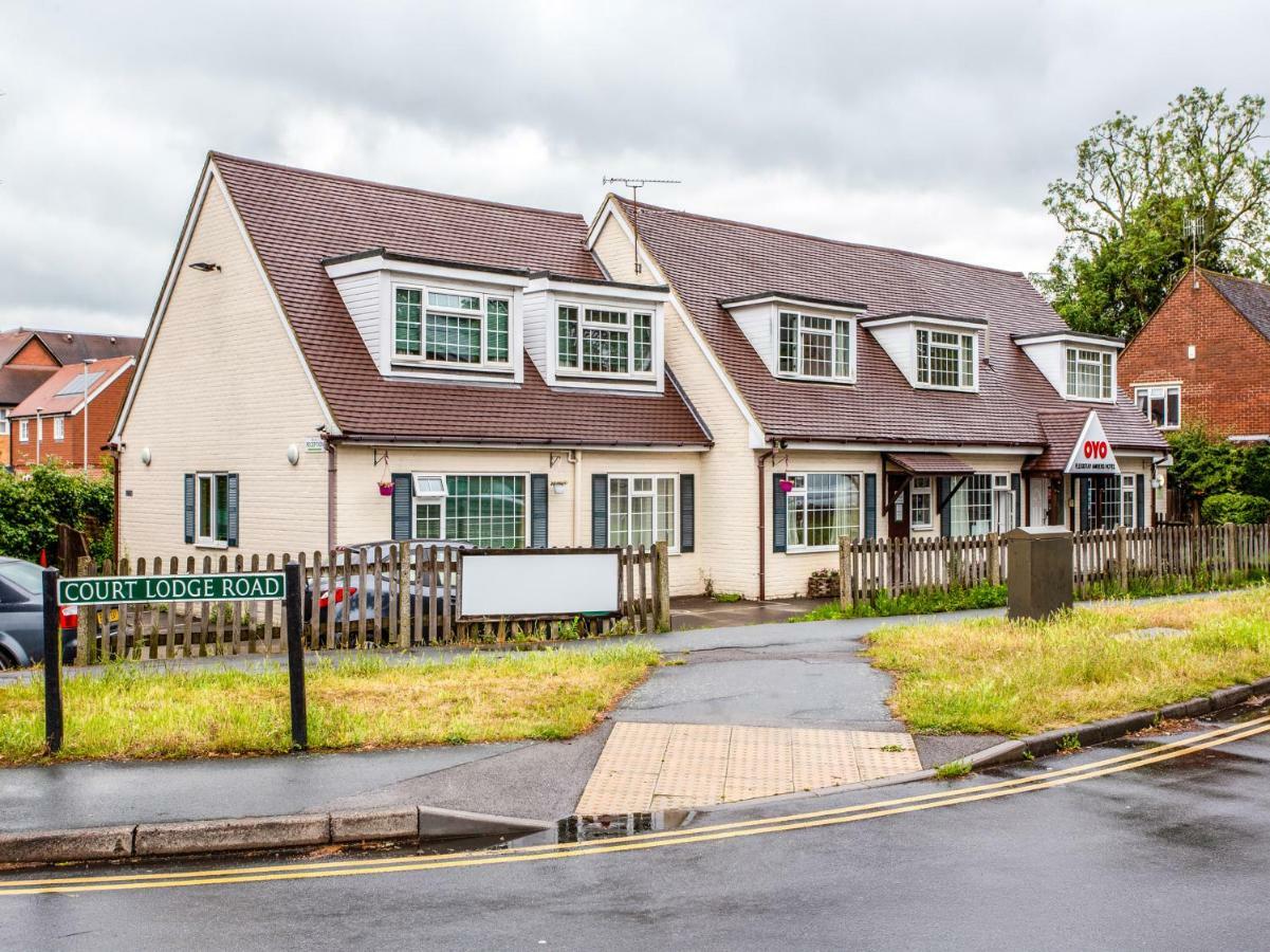 Oyo Flexistay Ambers Gatwick Aparthotel Horley Exterior photo