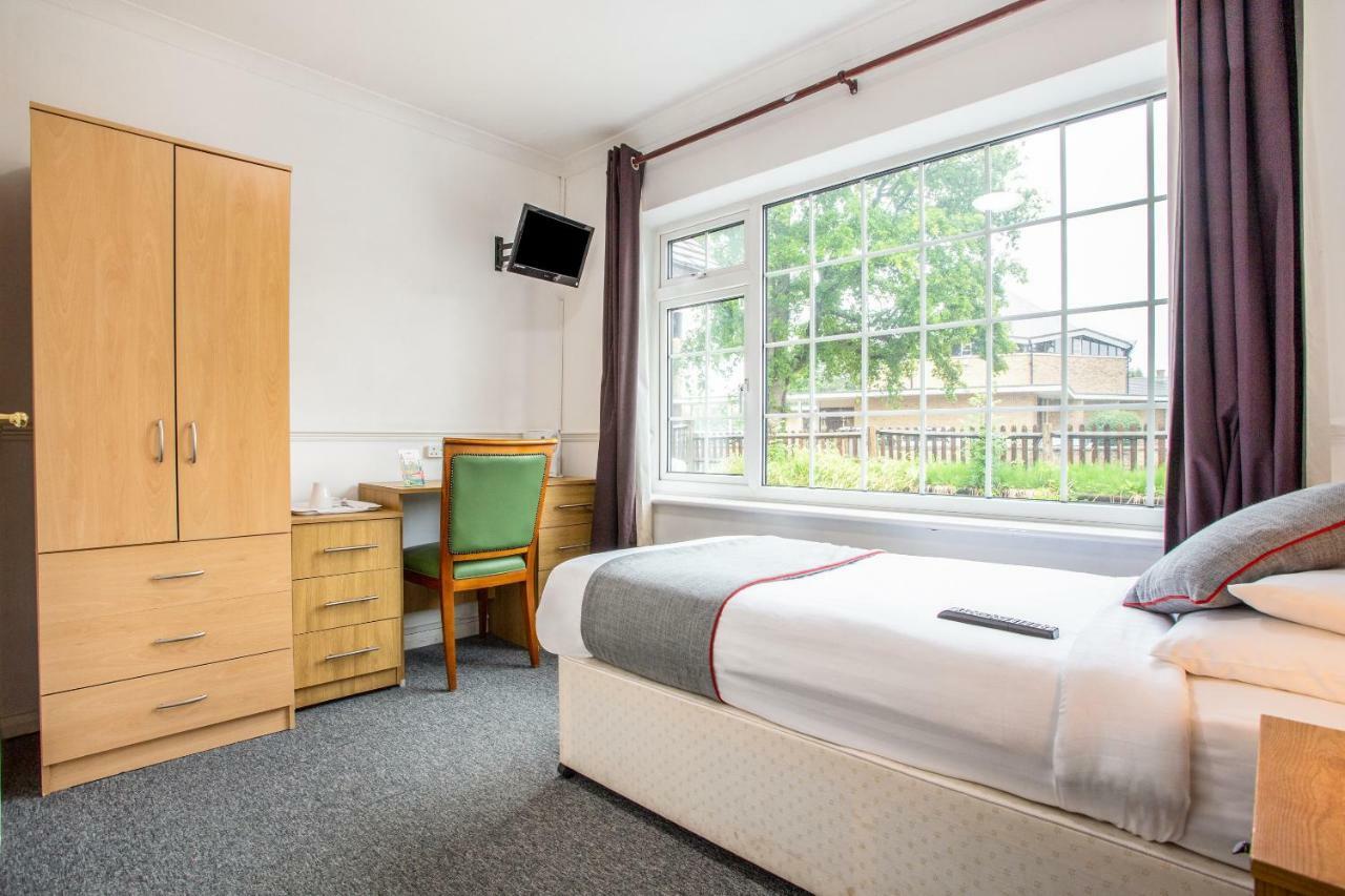 Oyo Flexistay Ambers Gatwick Aparthotel Horley Exterior photo
