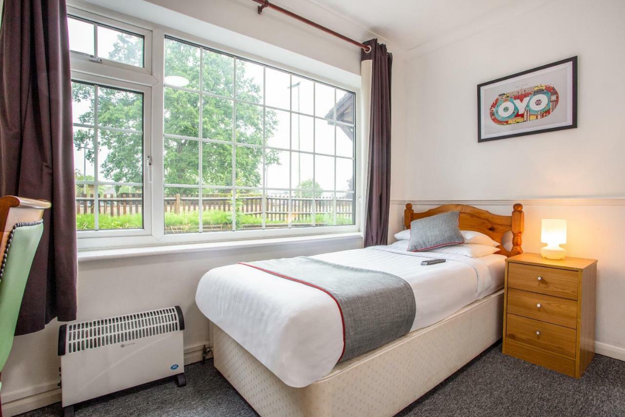 Oyo Flexistay Ambers Gatwick Aparthotel Horley Exterior photo