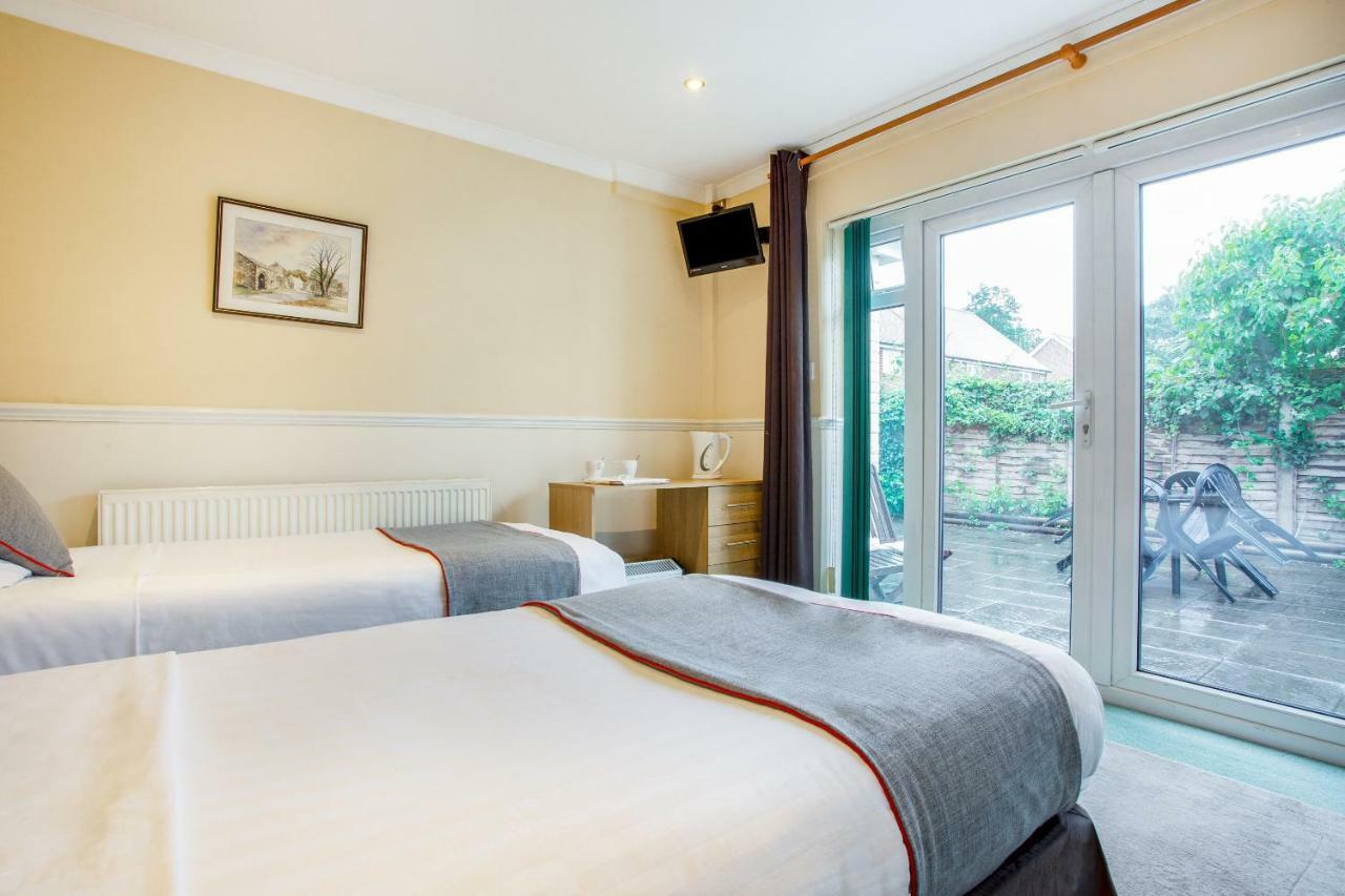 Oyo Flexistay Ambers Gatwick Aparthotel Horley Exterior photo