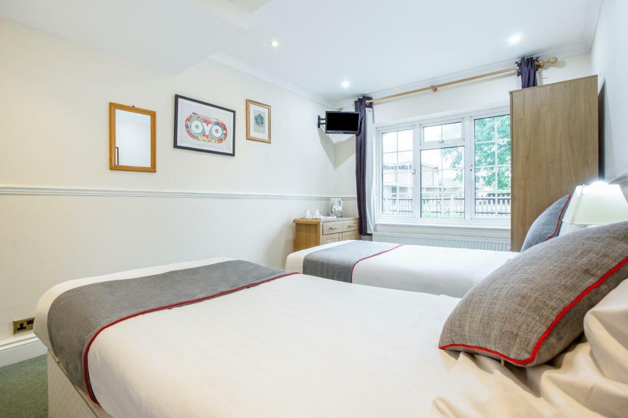 Oyo Flexistay Ambers Gatwick Aparthotel Horley Exterior photo