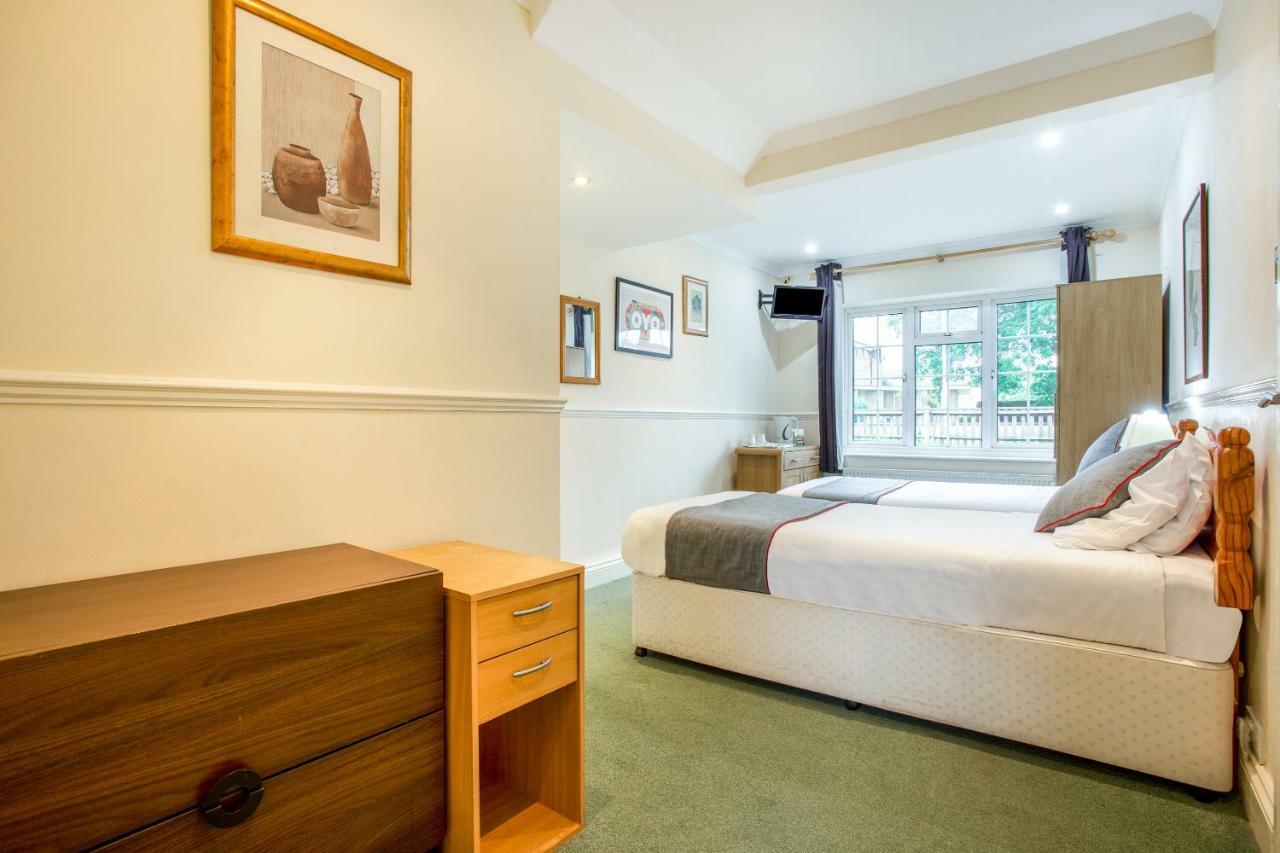 Oyo Flexistay Ambers Gatwick Aparthotel Horley Exterior photo