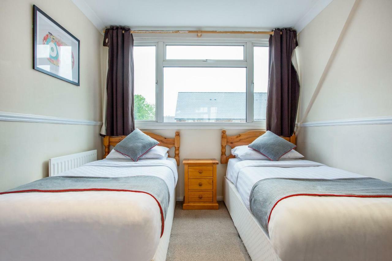 Oyo Flexistay Ambers Gatwick Aparthotel Horley Exterior photo