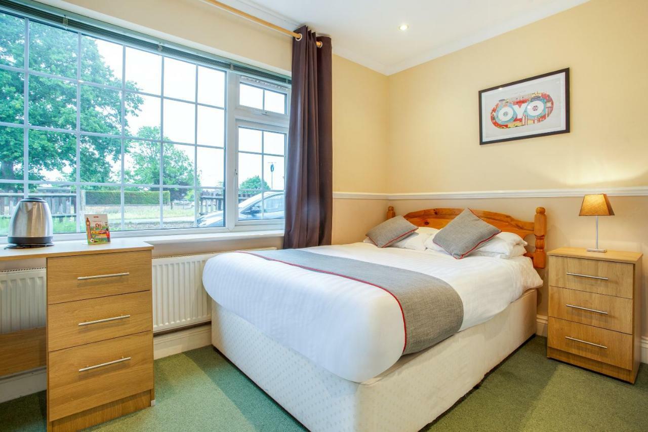 Oyo Flexistay Ambers Gatwick Aparthotel Horley Exterior photo