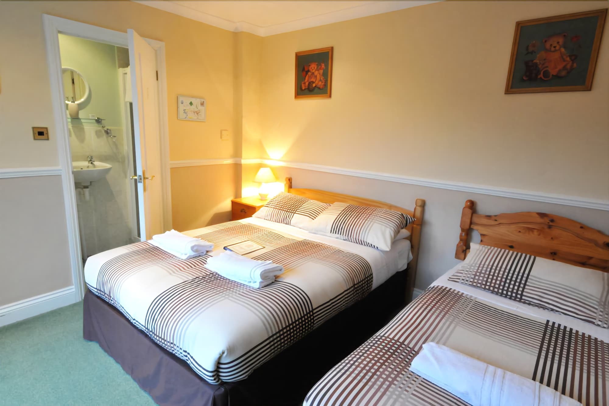 Oyo Flexistay Ambers Gatwick Aparthotel Horley Exterior photo