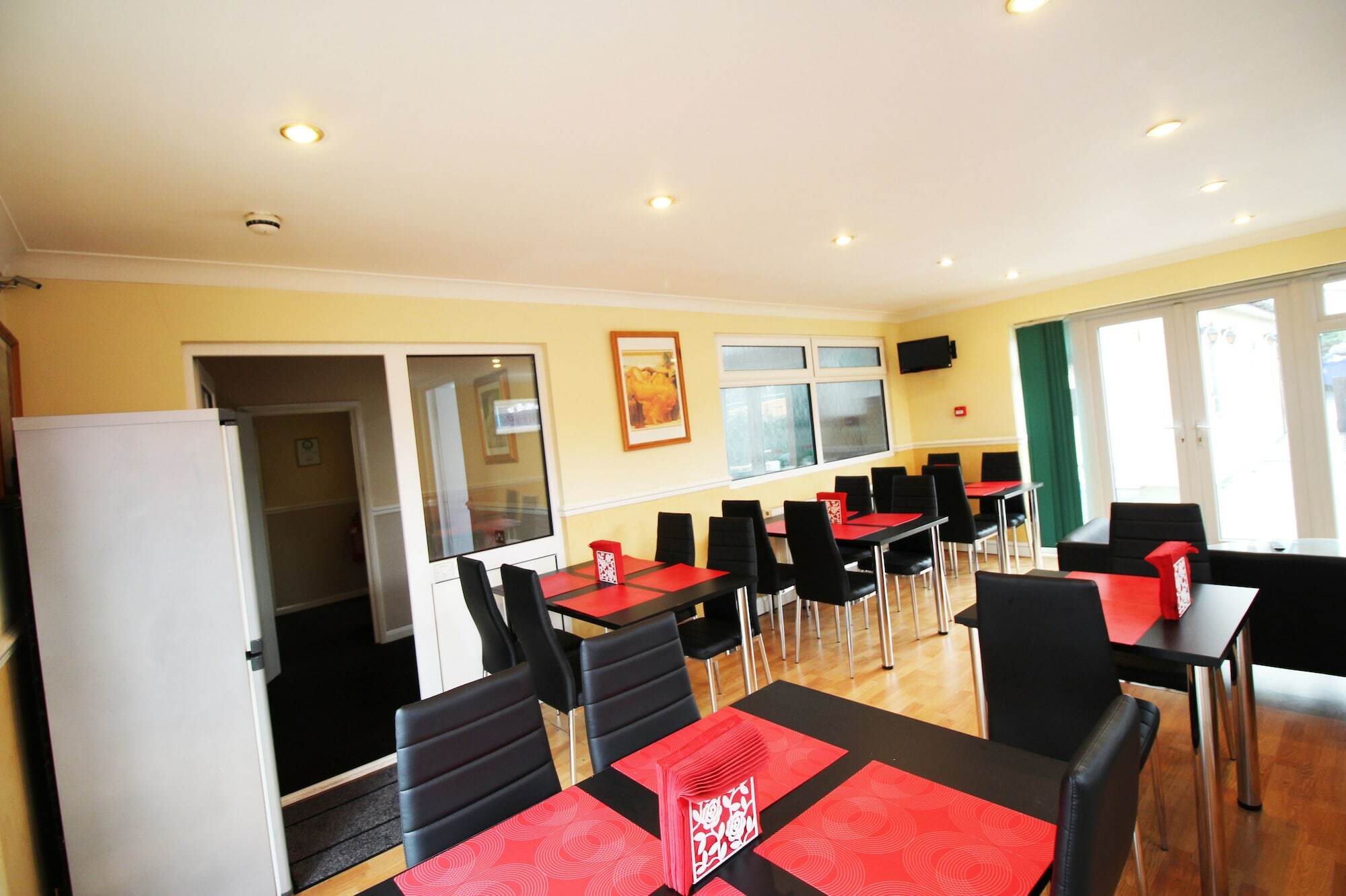 Oyo Flexistay Ambers Gatwick Aparthotel Horley Exterior photo