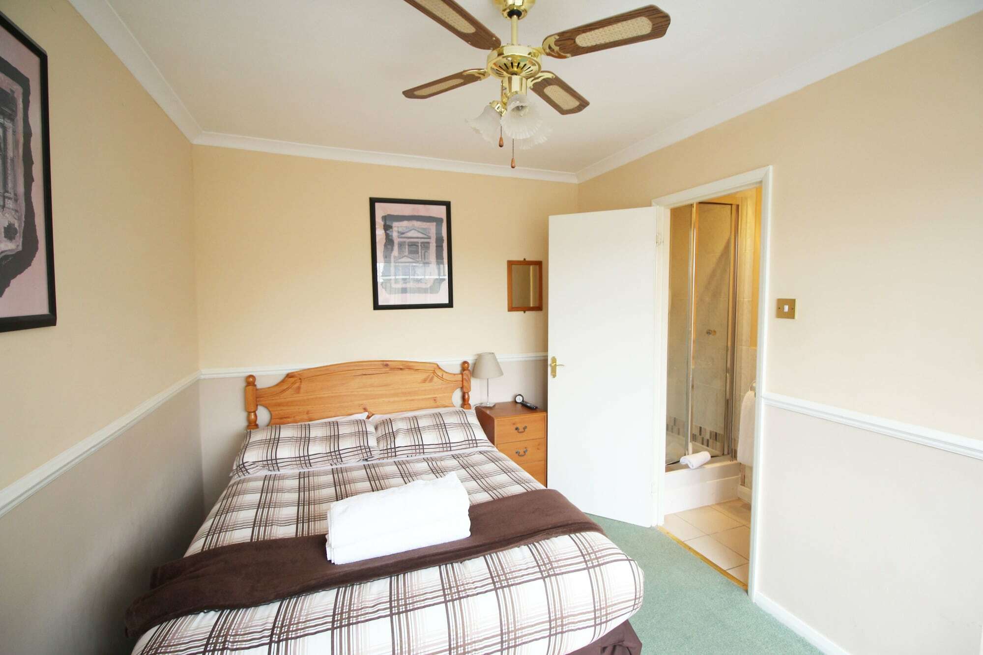 Oyo Flexistay Ambers Gatwick Aparthotel Horley Exterior photo