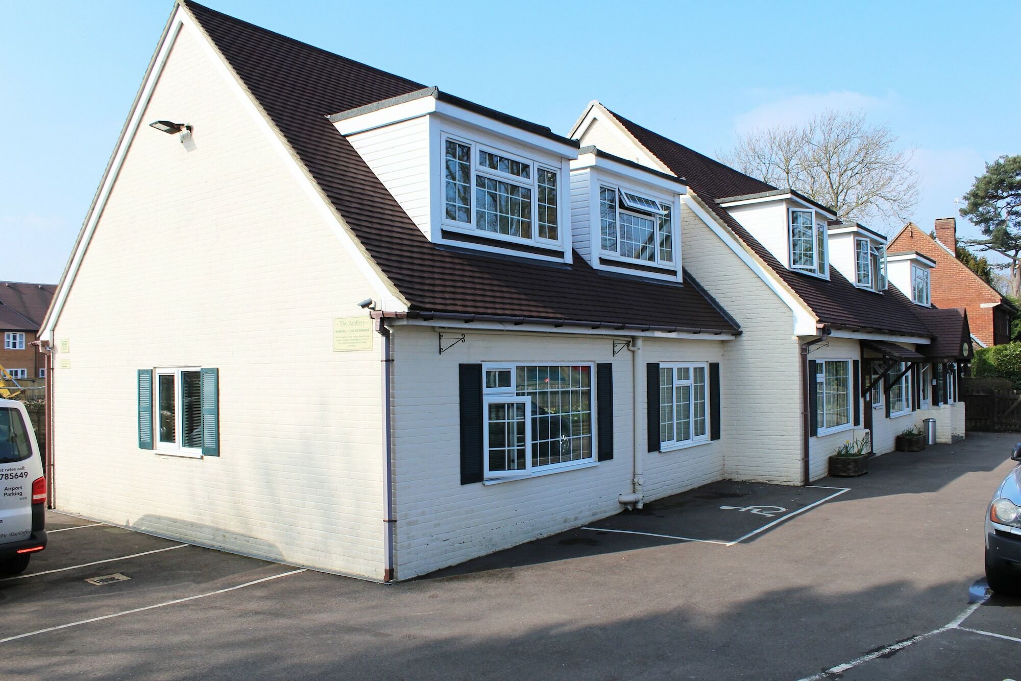 Oyo Flexistay Ambers Gatwick Aparthotel Horley Exterior photo