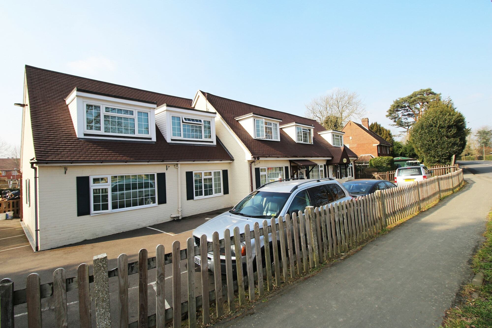 Oyo Flexistay Ambers Gatwick Aparthotel Horley Exterior photo