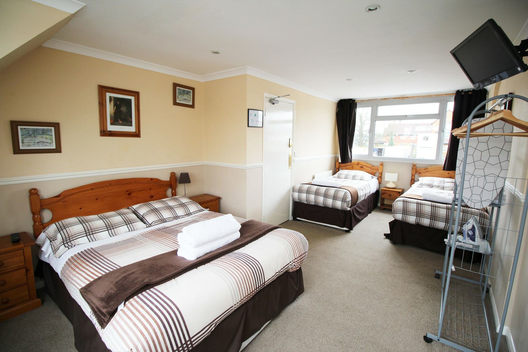 Oyo Flexistay Ambers Gatwick Aparthotel Horley Exterior photo