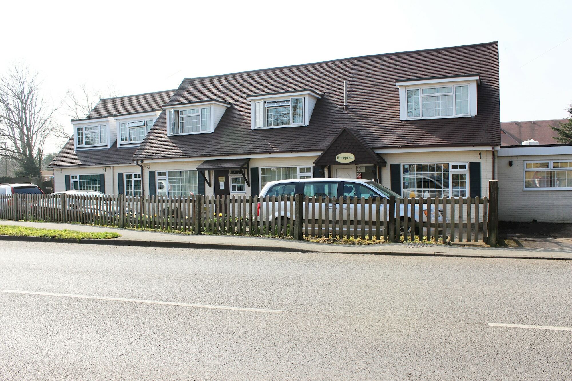 Oyo Flexistay Ambers Gatwick Aparthotel Horley Exterior photo